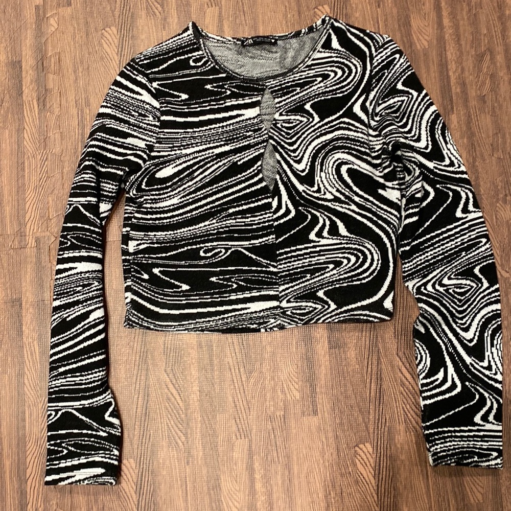 Zara knit black and white graphic top with front keyhole detailing . SZ L